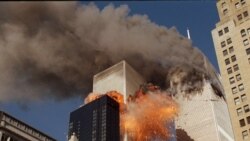 World Trade Center, Nova Iorque, 11 de setembro 2001 - Uma das torres em chamas e outra lança uma nuvem de fumo, depois de dois aviões terem colidido com os edifícios.