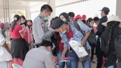 ထိုင်းမြန်မာနယ်စပ် မြဝတီနယ်စပ်ဂိတ်မှာတွေ့ရတဲ့ နေရပ်ပြန်လာတဲ့ မြန်မာအလုပ်သမားများနဲ့ သက်ဆိုင်ရာတာဝန်ရှိ ရဲဝန်ထမ်းများ