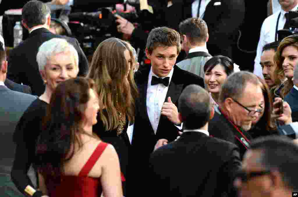 Hannah Bagshawe, left, and Eddie Redmayne arrive at the Oscars on Feb. 28, 2016, at the Dolby Theatre in Los Angeles. 