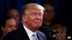Kandidat Capres AS Donald Trump tersenyum saat berdiri di hadapan 22 delegasi dari North Dakota di Bismarck, North Dakota (26/5).