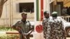 Soldados malianos de guarda ao quartel general