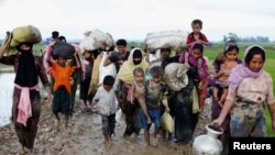 Một nhóm người tị nạn Rohingya chạy khỏi Myanmar sang Bangladesh ở Teknaf, Bangladesh, ngày 1 tháng 9, 2017.