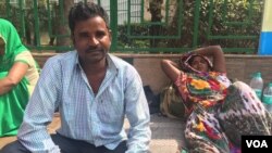 Shavan Kumar telah melakukan perjalanan ke New Delhi bersama istrinya dari desa untuk mendapatkan perawatan jantung bagi istrinya di rumah sakit pemerintah, dimana perawatannya gratis (foto: A. Pasricha/VOA)
