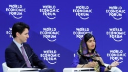 Perdana Menteri Kanada Justin Trudeau dan aktivis Malala Yousafzai saat hadir dalam sebuah sesi diskusi di forum ekonomi dunia di Davos, Swiss, pada 25 Januari 2018. (Foto: Reuters/Denis Balibouse)