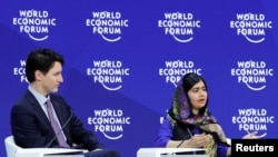 Perdana Menteri Kanada Justin Trudeau dan aktivis Malala Yousafzai saat hadir dalam sebuah sesi diskusi di forum ekonomi dunia di Davos, Swiss, pada 25 Januari 2018. (Foto: Reuters/Denis Balibouse)