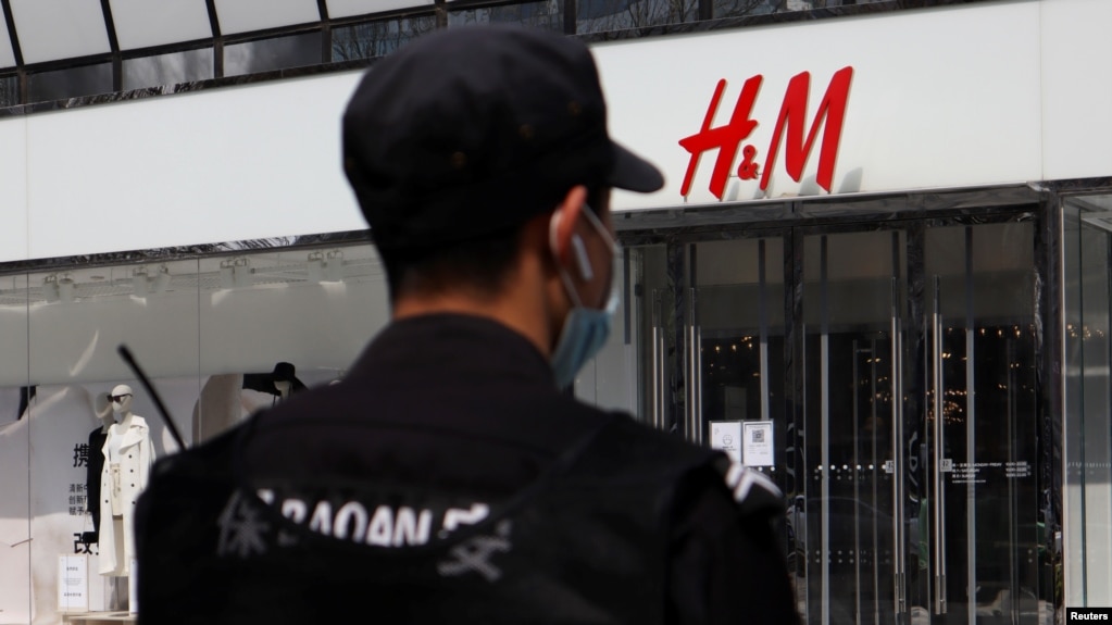 瑞典服装公司H&M在北京的一间商店 （路透社2021年3月25日）(photo:VOA)