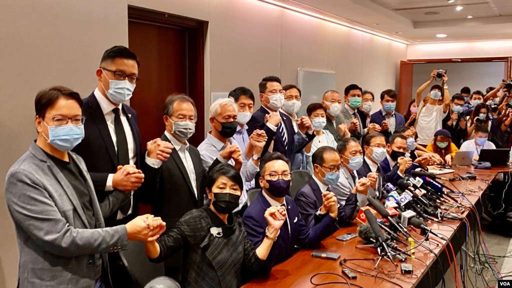 19名香港民主派立法会议员11月11日宣布集体总辞,对中国全国人大常委会通过,有关褫夺4名民主派议员的决定,表达强烈抗议 (美国之音/汤惠芸)