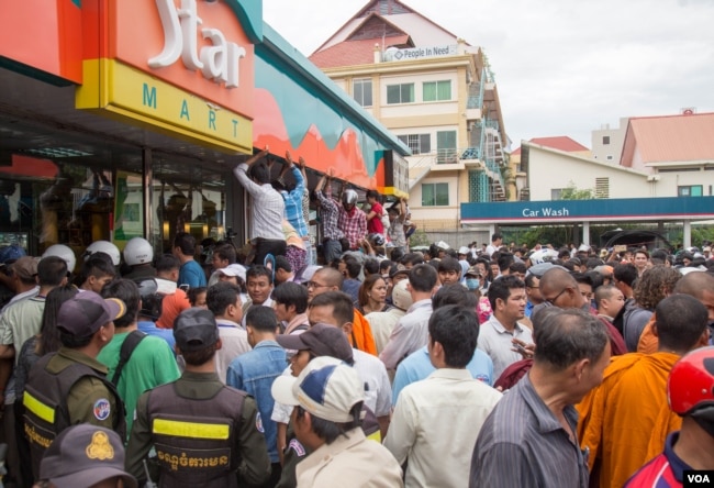រូបឯកសារ៖ ប្រជាពលរដ្ឋ​មក​ចោមរោម​សព​លោក​កែម ឡី​ នៅ​ស្ថានីយ៍​ Caltex ​នៅ​រាជធានី​ភ្នំពេញ​ បន្ទាប់​ពី​លោក​ត្រូវ​បានខ្មាន់​កាំភ្លើង​បាញ់​សម្លាប់​នៅថ្ងៃ​អាទិត្យ​ ទី​១០ ខែ​កក្កដា​ ឆ្នាំ​២០១៦។ (ឡេង ឡែន/VOA)