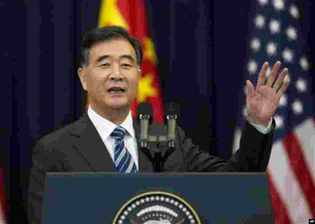10일 미국 국무부에서 열린 미-중 전략경제대화에서 중국의 왕양 부총리가 개회연설을 하고 있다. 