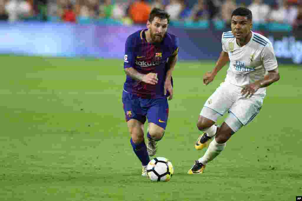Leonel Messi de Barcelone controle le balon, le 29 juillet 2017 à Miami.