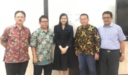 Filia Stephanie (tengah) usai sidang defense thesis di Universitas Indonesia. Setelah mengikuti kuliah Prof Teruna, Filia akan ke University of Kansas untuk penelitian. (foto: courtesy)