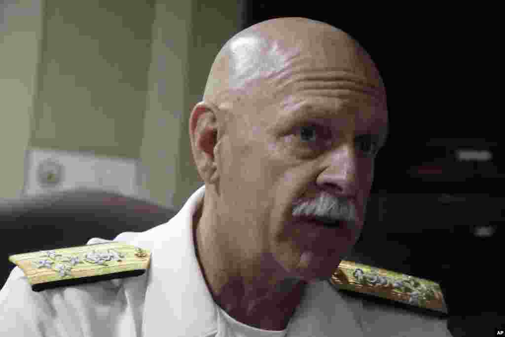 美國海軍“本福德號”導彈驅逐艦訪問青島時,美國太平洋艦隊司令、海軍上將斯科特·斯威夫特(Adm. Scott H. Swift)在軍艦上發表講話。