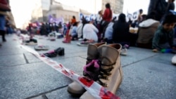 Los zapatos vacíos que representan a las mujeres asesinadas se muestran antes de una marcha convocada por el movimiento "Ni una menos" contra la violencia de género y en demanda del derecho al aborto seguro, libre y legal frente al Congreso Nacional Argentino, en 2019.