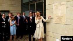 Umuhanuzi mukuru mu biro vya Perezida, Ivanka Trump ari kumwe n'abandi bategetsi b'Amerika mu birori vyo kwugurura Ambasade nshasha y'Amerika i Yerusalemu, Itariki 14/05/2018. 