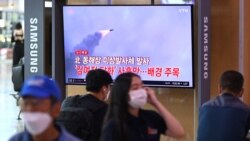 지난해 9월 한국 서울역에 설치된 TV에서 북한 미사일 발사 관련 속보가 나오고 있다.