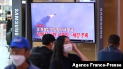 28일 한국 서울역에 설치된 TV에서 북한 미사일 발사 관련 속보가 나오고 있다.