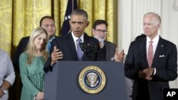Tổng thống Barack Obama, với sự tham gia của Phó Tổng thống Joe Biden cùng các nạn nhân bạo lực súng ống, phát biểu tại Phòng Đông của Nhà Trắng ở Washington, về các bước chính quyền của ông đang thực hiện để giảm bạo lực súng ống, ngày 05/1/2016.