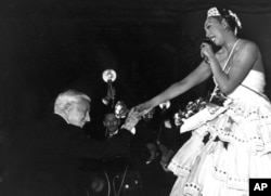 چارلی چاپلین به ژوزفین بیکر پس از اجرایش در مراسم خیریه ای که در مولن روژ پاریس برگزار شد تبریک می گوید- ماه مه سال ۱۹۵۳