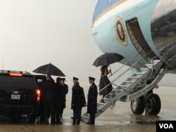 First Lady Melania Trump boarding Air Force One on a rainy morning at Joint Base Andrews, Maryland, April 6, 2017. (Photo: S. Herman / VOA)