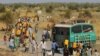南苏丹境内因战乱而流离失所的民众扛着水罐走向马拉卡勒的联合国基地。（2014年2月6日）