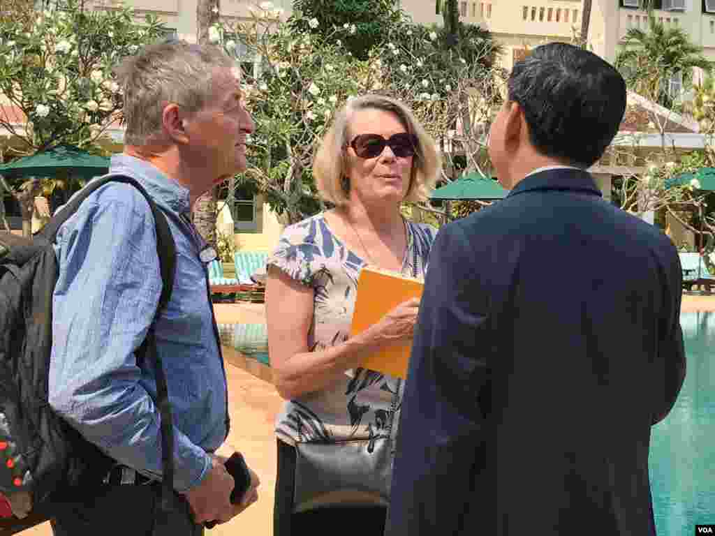 Veteran American journalist and author Elizabeth Becker (center) and British journalist John Swain, who was portrayed in the 1984 Oscar-winning film &ldquo;The Killing Fields&rdquo; speak to a journalist before the press conference about the world premiere of Netflix&#39;s film &ldquo;First They Killed My Father&rdquo; in Siem Reap province, Cambodia on February 18, 2017. The Khmer-language drama based on Luong Ung&#39;s account of surviving the Khmer Rouge regime as a child, premiered later that night at an outdoor screening inside Angkor Archeological Park near Siem Reap. (Neou Vannarin/VOA Khmer)