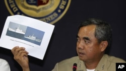 Phó đô đốc Alexander Pama trình bày các hình ảnh tàu giám sát Trung Quốc ngăn chặn một chiếc tàu của hải quân Philippines bắt giữ ngư dân Trung Quốc đánh bắt cá bất hợp pháp, ngày 11/4/2012 