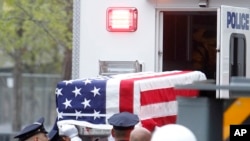 Los restos llegaron en cajas metálicas cubiertas con la bandera de EE.UU.