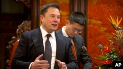 Archivo - El CEO de Tesla, Elon Musk, habla durante una reunión con el premier chino Li Keqiang en Beijing el 9 de enero de 2019.