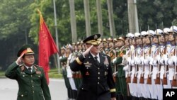 Ketua Kepala Staf Gabungan Amerika Jendral Martin Dempsey (kanan) dan Ketua Kepala Staf Gabungan Vietnam Letjen Do Ba Ty (kiri) di Hanoi, Vietnam, Kamis 14 Agustus 2014. 