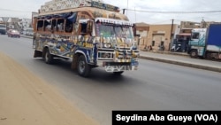 Un car rapide en circulation à Dakar, 29 août 2018.