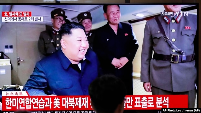 圖為韓國電視台8月24日播放的金正恩觀看朝鮮火箭試射的畫面。
