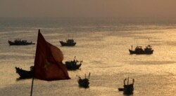 ویت نام کے ایک ساحلی علاقے کے قریب سمندر میں چینی ماہی گیروں کی کشتیاں نظر آ رہی ہیں۔ فائل فوٹو