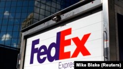 Sebuah truk pengiriman FedEx terlihat di San Diego, California 5 Desember 2013. Pada 16 April 2021, polisi mengatakan 9 orang ditembak dan tewas dalam penembakan yang terjadi pada larut malam di fasilitas perusahaan logistik, FedEx, di Indianapolis, AS. 