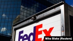 Фото: знак FedEx в Каліфорнії
