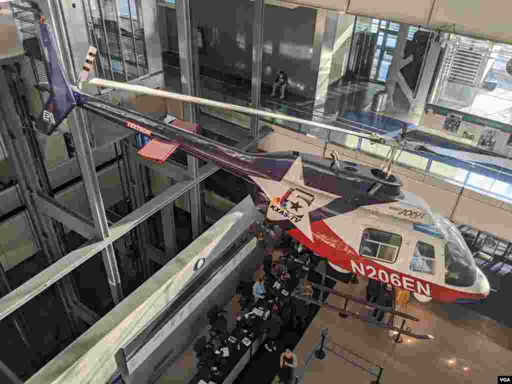 Un helicóptero de la televisora KXAS-TV, filial de la cadena NBC cuelga en el edificio del Newseum.&nbsp;Foto: Herbert Zepeda - VOA.