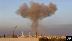 Foto yang dirilis oleh Edlib News Network (ENN) ini menggambarkan kepulan asap hitam pasca serangan bom oleh pesawat angkatan udara Suriah di desa Taftanaz, propinsi Idlib, Suriah Utara (1/11). Pasukan pemberontak dan tentara Suriah bertempur memperebutkan pangkalan udara di wilayah ini, Sabtu (3/11).