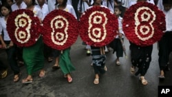 Các thành viên của Nhóm sinh viên thế hệ 88 cầm vòng hoa trong cuộc tuần hành kỷ niệm 25 năm cuộc nổi dậy tại trung tâm thành phố Rangoon, ngày 8/8/2013.