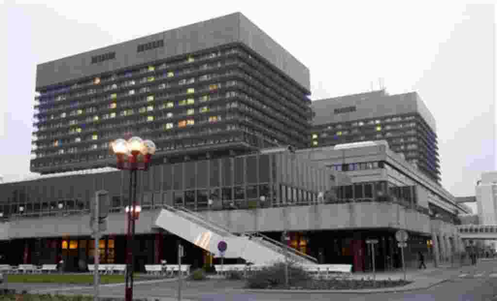 Exterior view of Vienna General Hospital, AKH, photographed in Vienna, Austria, Thursday, Nov 24, 2011. British singer George Michael is stays since Wednesday with suspicion on pneumonia in the Vienna General Hospital. (AP Photo/Ronald Zak)