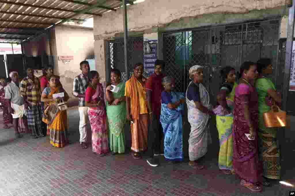 인도에서 총선이 막을 올린 가운데 센네이의 투표소에서 시민들이 투표를 하기 위해 줄 서 있다.