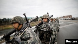 Marinir Korea Selatan berbaris dalam latihan militer sebagai bagian dari latihan militer tahunan Foal Eagle AS dan Korea Selatan, di Pohang, Korea Selatan, 5 April 2018.