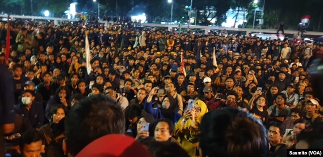 Ribuan mahasiswa berunjuk rasa menolak RKUHP dan pelemahan KPK di depan Gedung DPR, Kamis, 19 September 2019. (Foto: VOA / Sasmito)