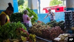 People buy local vegetables at a food shop in Havana, Cuba, Nov. 8, 2018. Entrepreneurs from the United States’ agricultural sector have arrived in Cuba to promote business between the two countries.