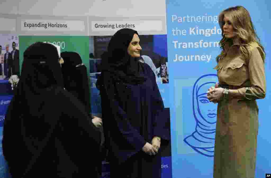 سفر بانوی اول آمریکا به عربستان سعودی؛ ملانیا ترامپ با زنان حاضر در مرکز خدمات بازرگانی به زنان در ریاض گفت و گو می کند.