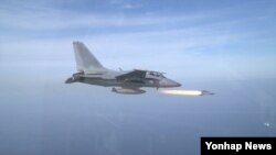 한국 공군은 지난 8일 동해상에서 국산전투기 FA-50의 공대지 무장 실사격을 최초로 실시했으며 발사에 성공했다고 9일 밝혔다. 