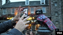 An iconic statue in Edinburgh is dressed in a Scottish outfit, Sep 18, 2014. (VOA/ Marianne Brown)