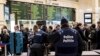 23일 벨기에 브뤼셀 중앙역에서 경찰이 승객들의 가방 검사를 하고 있다.