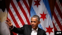 바락 오바마 전 미국 대통령이 24일 시카고대학에서 청년 지도자들을 대상을 연설하고 있다.