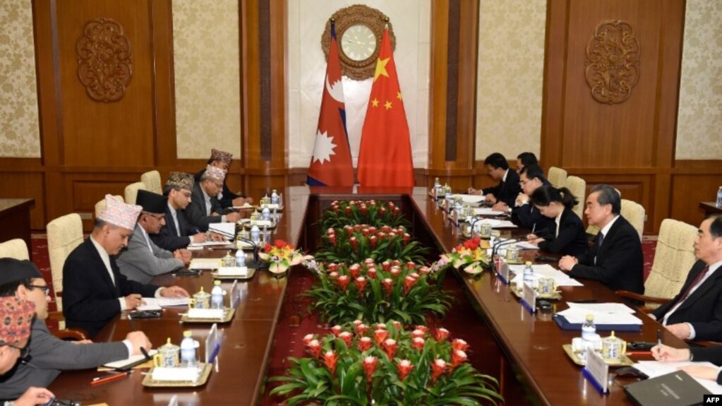 尼泊尔外长贾瓦利（左四）18号在钓鱼台与中国外长王毅会谈