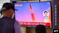 Южнокорейское ТВ демонстрирует кадры запуска гиперзвуковой ракеты, Сеул, Южная Корея, 28 сентября 2021 года
