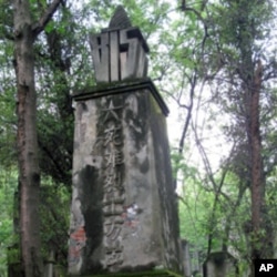 重庆人民对于"文革"并不陌生，那里有一座安葬武斗死难者的“红卫兵墓园”。